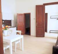 U NÁS !!! Pekný 2i byt, CENTRUM, REKONŠTRUKCIA, Klobučnícka ulica - Interiér 2-izbového bytu s nábytkom na ulici Klobučnícka.