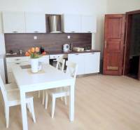 U NÁS !!! Pekný 2i byt, CENTRUM, REKONŠTRUKCIA, Klobučnícka ulica - Svetlá kuchyňa s bielym nábytkom a jedálenským stolom, vhodná pre 2-izbový byt.