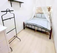 U NÁS !!! Pekný 2i byt, CENTRUM, REKONŠTRUKCIA, Klobučnícka ulica - Spálňa s posteľou a policou, interiér 2-izbového bytu na ulici Klobučnícka.