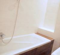 U NÁS !!! Pekný 2i byt, CENTRUM, REKONŠTRUKCIA, Klobučnícka ulica - Kúpeľňa v 2-izbovom byte na ulici Klobučnícka s vaňou a dlažbou.