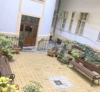 U NÁS !!! Pekný 2i byt, CENTRUM, REKONŠTRUKCIA, Klobučnícka ulica - Dvor s dlažbou, rastlinami a lavičkami pri 2-izbovom byte na ulici Klobučnícka.