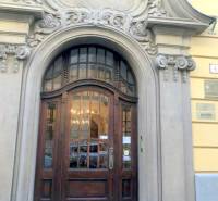 U NÁS !!! Pekný 2i byt, CENTRUM, REKONŠTRUKCIA, Klobučnícka ulica - Dvere budovy s detailmi na ulici Klobučnícka, vhodné pre 2-izbový byt.