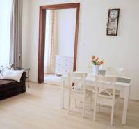 U NÁS !!! Pekný 2i byt, CENTRUM, REKONŠTRUKCIA, Klobučnícka ulica - Interiér 2-izbového bytu na ulici Klobučnícka, s jedálenským stolom a pohovkou.