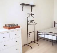 U NÁS !!! Pekný 2i byt, CENTRUM, REKONŠTRUKCIA, Klobučnícka ulica - Spálňa 2-izbového bytu s posteľou, šatníkom, stretnúť sa pri šachu na ulici Klobučnícka.