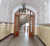 U NÁS !!! Pekný 2i byt, CENTRUM, REKONŠTRUKCIA, Klobučnícka ulica - Historická chodba s oblúkovým stropom, luster a schodisko, Klobučnícka, 2-izbový byt.