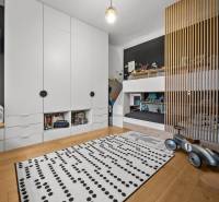 ŠTÝLOVÝ 3i byt, REKONŠTRUKCIA, Mýtna ulica, Staré Mesto - Detská izba v 3-izbovom byte s poschodovou posteľou, úložnými priestormi a podlahou s dreveným dekorom.