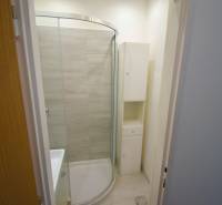 SLNEČNÝ 2i byt, REKONŠTRUKCIA, 2 X SAMOST.IZBA, BALKÓN, Haburská ulica - Kúpeľňa v 2-izbovom byte s rohovým sprchovým kútom a bielym nábytkom.