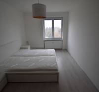 SLNEČNÝ 2i byt, REKONŠTRUKCIA, 2 X SAMOST.IZBA, BALKÓN, Haburská ulica - Spálňa s dvojlôžkom a nočnými stolíkmi, jednoduchý dizajn v 2-izbovom byte.