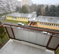 SLNEČNÝ 2i byt, REKONŠTRUKCIA, 2 X SAMOST.IZBA, BALKÓN, Haburská ulica - Výhľad z balkóna 2-izbového bytu Bratislava - Ružinov na Haburskej ulici.