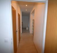 SLNEČNÝ 2i byt, REKONŠTRUKCIA, 2 X SAMOST.IZBA, BALKÓN, Haburská ulica - Chodba v 2-izbovom byte s podlahou s dreveným dekorom a viacerými dverami.