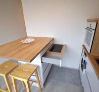 SLNEČNÝ 2i byt, REKONŠTRUKCIA, 2 X SAMOST.IZBA, BALKÓN, Haburská ulica - Kuchyňa v 2-izbovom byte s varnou doskou, rúrou a barovým pultom.