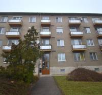 SLNEČNÝ 2i byt, REKONŠTRUKCIA, 2 X SAMOST.IZBA, BALKÓN, Haburská ulica - Bytový dom so štyrmi poschodiami a balkónmi na Haburskej ulici v Bratislave - Ružinove.