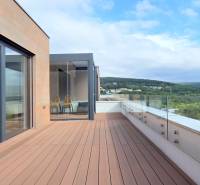 LUXUSNÝ 3i byt,PARKING,CHLADENIE,TERASA,Grand Koliba, Frankovská ulica - Terasa so skleneným zábradlím a výhľadom na prírodu z 3-izbového bytu.