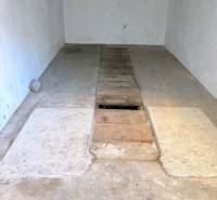 SAMOSTATNÁ GARÁŽ ( 16 m2 ), Gemerská ulica, NIVY, Ružinov - Betónová garáž s montážnou jamou na ulici Gemerská určená na parkovanie a údržbu.