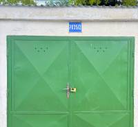 SAMOSTATNÁ GARÁŽ ( 16 m2 ), Gemerská ulica, NIVY, Ružinov - Zelená brána garáže na ulici Gemerská s číslom 7035/2, lemovaná lístím.