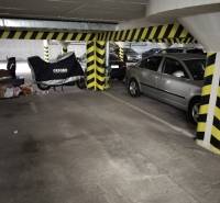 Garážové parkovacie miesto, NOVOSTAVBA, Krajná ulica, Trnávka - Podzemná garáž s parkovacími miestami a zaparkovanými vozidlami.