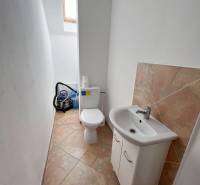 Na prenájom 3i byt v rodinom dome so záhradou - Vojenská ul. Rovinka - Kúpeľňa s toaletou, umývadlom, dlažbou, svetlom a umiestnením je súčasťou 3-izbového bytu na ulici Vojenská.