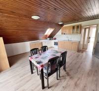 Na prenájom 3i byt v rodinom dome so záhradou - Vojenská ul. Rovinka - Šikmá strecha, jedálenský stôl, kuchyňa; útulný 3-izbový byt na ulici Vojenská.