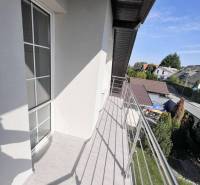 Na prenájom 3i byt v rodinom dome so záhradou - Vojenská ul. Rovinka - Balkón v 3-izbovom byte na ulici Vojenská s výhľadom na zeleň a susedstvo.