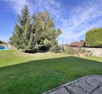 Na prenájom 3i byt v rodinom dome so záhradou - Vojenská ul. Rovinka - Záhrada so stromami, trávnikom, bazénom a kamenným plotom pri 3-izbovom byte na ulici Vojenská.