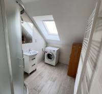 Na prenájom 3i byt v rodinom dome so záhradou - Vojenská ul. Rovinka - Kúpeľňa v 3-izbovom byte s práčkou, sprchovacím kútom a strešným oknom na ulici Vojenská.