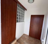 Na prenájom 3i byt v rodinom dome so záhradou - Vojenská ul. Rovinka - Chodba v 3-izbovom byte na ulici Vojenská s drevenými dverami a dlažbou.