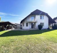 Na prenájom 3i byt v rodinom dome so záhradou - Vojenská ul. Rovinka - Dom na priestrannom pozemku s altánkom, trávnikom, blízko ulica Vojenská, vhodný pre 3-izbový byt.