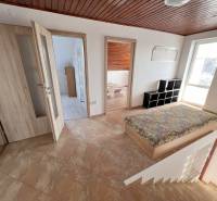 Na prenájom 3i byt v rodinom dome so záhradou - Vojenská ul. Rovinka - Schodisko vedie do svetlého 3-izbového bytu na ulici Vojenská s dreveným obložením.