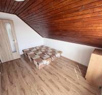 Na prenájom 3i byt v rodinom dome so záhradou - Vojenská ul. Rovinka - Podkrovný priestor so sedacou súpravou, drevený obklad, 3-izbový byt, lokalita ulica Vojenská.