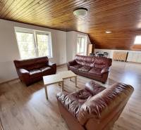 Na prenájom 3i byt v rodinom dome so záhradou - Vojenská ul. Rovinka - Kožené sedačky a drevený strop dopĺňajú priestrannú obývačku, ideálnu pre 3-izbový byt.