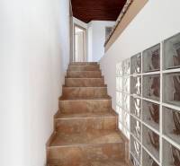 Na prenájom 3i byt v rodinom dome so záhradou - Vojenská ul. Rovinka - Schodisko s hnedými dlaždicami a presklenou stenou, vedie na ulicu Vojenská k 3-izbovému bytu.
