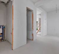 Nadštandardná 4-izbová terasová vila na Kolibe s krásnym výhľadom - Na rodinnom dome na ulici Svätovavrinecká je zobrazená neúplná stavebná inštalácia.