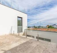 Nadštandardná 4-izbová terasová vila na Kolibe s krásnym výhľadom - Terasa s výhľadom na mesto na ulici Svätovavrinecká. Rodinný dom v pozadí.