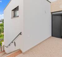 Nadštandardná 4-izbová terasová vila na Kolibe s krásnym výhľadom - Vstup na ulici Svätovavrinecká s moderným exteriérom a detailmi rodinného domu.