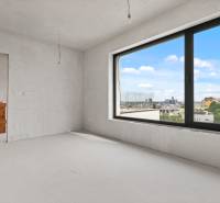 Nadštandardná 4-izbová terasová vila na Kolibe s krásnym výhľadom - Prázdna miestnosť s veľkým oknom a výhľadom na mesto na ulici Svätovavrinecká.