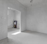 Nadštandardná 4-izbová terasová vila na Kolibe s krásnym výhľadom - Holý stavebný interiér so základným zariadením, nachádzajúci sa v rodinnom dome.