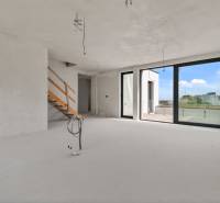 Nadštandardná 4-izbová terasová vila na Kolibe s krásnym výhľadom - Interiér rodinného domu so schodmi. Veľké okno poskytuje výhľad na ulicu Svätovavrinecká.