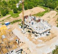 1i - 2i - 3i BYTY V NOVOSTAVBE | NITRA - MLYNARCE - Výstavba bytov na Kmeťovej ulici v Nitre s okolitou zeleňou a žeriavom.