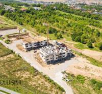 1i - 2i - 3i BYTY V NOVOSTAVBE | NITRA - MLYNARCE - Stavebný projekt na Kmeťovej ulici v Nitre obklopený zeleňou a domami.