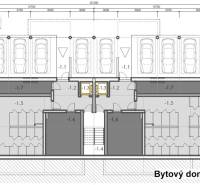 1i - 2i - 3i BYTY V NOVOSTAVBE | NITRA - MLYNARCE - Pôdorys bytového domu s garážami a úložnými priestormi na prízemí.