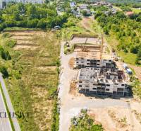 1i - 2i - 3i BYTY V NOVOSTAVBE | NITRA - MLYNARCE - Stavba pri Kmeťovej ulici v Nitre obklopená zeleňou a cestou.