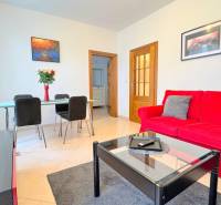 EXKLUZÍVNE, Štýlový 2i byt,, Hviezdoslavovo námestie, Staré.Mesto  - Obývačka so sedačkou, skleneným stolom a televízorom, 2-izbový byt pri Hviezdoslavovo námestí.