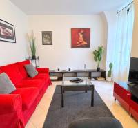 EXKLUZÍVNE, Štýlový 2i byt,, Hviezdoslavovo námestie, Staré.Mesto  - Obývacia izba na Hviezdoslavovo námestie, 2-izbový byt, červená sedačka, televízor a dekorácie.