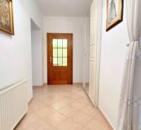 EXKLUZÍVNE, Štýlový 2i byt,, Hviezdoslavovo námestie, Staré.Mesto  - Chodba do 2-izbového bytu s dekoráciami, radiátorom a drevenými dverami na ulici Hviezdoslavovo námestie.