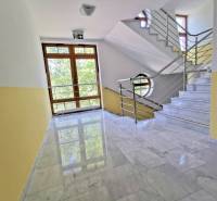 PEKNÁ GARSÓNKA, NOVOSTAVBA, KLÍMA, DRAŽDIAK HAUS, Antolská ulica - Svetlá schodisková chodba so zábradliami a mramorovou podlahou.