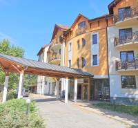 PEKNÁ GARSÓNKA, NOVOSTAVBA, KLÍMA, DRAŽDIAK HAUS, Antolská ulica - Budova s balkónmi na Antolskej ulici v Bratislave - Petržalke, obklopená zeleňou.