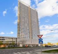 KRÁSNY 2i byt, KLÍMA, LOGGIA,VÝHĽAD,PANORAMA CITY, Landererova ulica - Panoramatická budova v Bratislave na Landererovej ulici, s pozadím modrej oblohy.