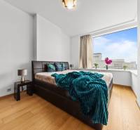 KRÁSNY 2i byt, KLÍMA, LOGGIA,VÝHĽAD,PANORAMA CITY, Landererova ulica - Spálňa v 2-izbovom byte s podlahou s dreveným dekorom a veľkým oknom.