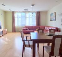 VEĽKOMETRÁŽNY 3i byt, 3 x NEPRIECHODNÁ IZBA, KLÍMA, BALKÓN, Nám.SNP - Svetlý obývačkový priestor s podlahou s dreveným dekorom v 3-izbovom byte.