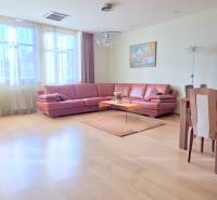 VEĽKOMETRÁŽNY 3i byt, 3 x NEPRIECHODNÁ IZBA, KLÍMA, BALKÓN, Nám.SNP - Svetlá obývačka v 3-izbovom byte s rohovou sedačkou a jedálenským stolom.